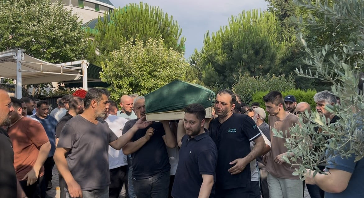 BURSA'NIN MUDANYA İLÇESİNDE MEYDANA GELEN KAZADA YARALI SÜRÜCÜYÜ KURTARMAK İSTERKEN ELEKTRİK...