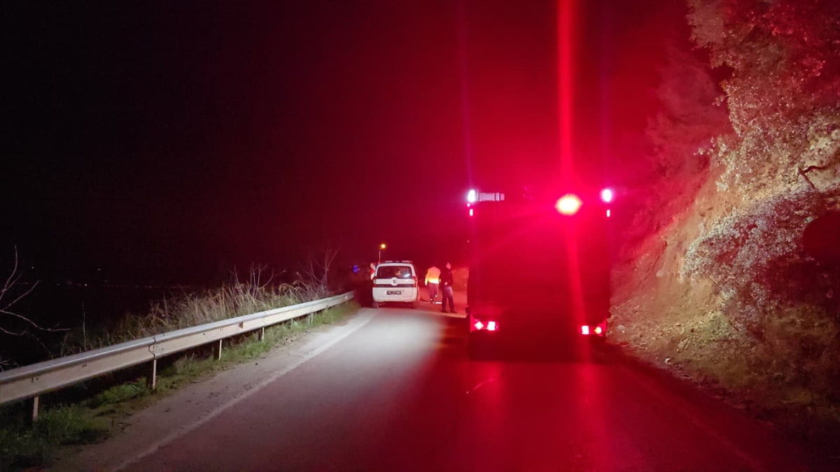 Bursa'nın Mudanya ilçesinde meydana gelen toprak kayması nedeniyle Mudanya-Altıntaş sahil yolu...