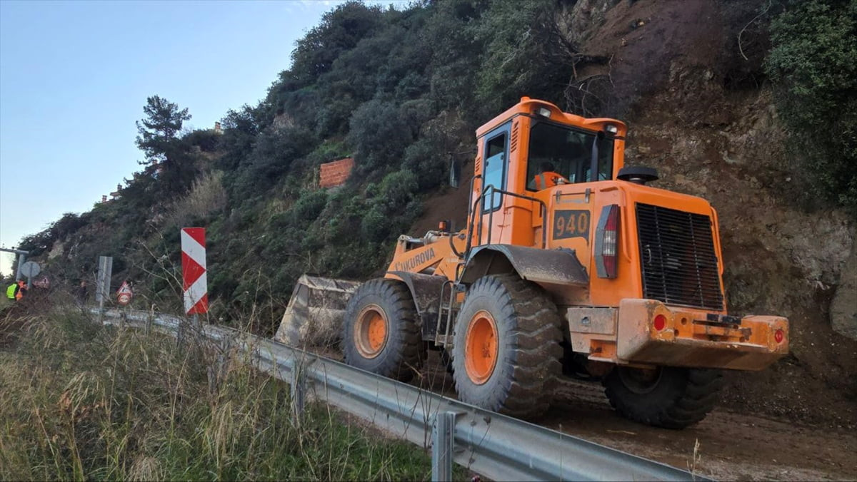 Bursa'nın Mudanya ilçesinde meydana gelen toprak kayması nedeniyle ulaşıma kapanan...