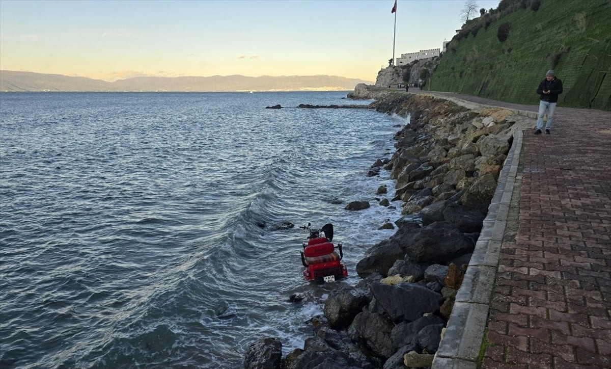 Bursa'nın Mudanya ilçesinde üç tekerlekli motosikletin denize düşmesi sonucu 2 kişi...