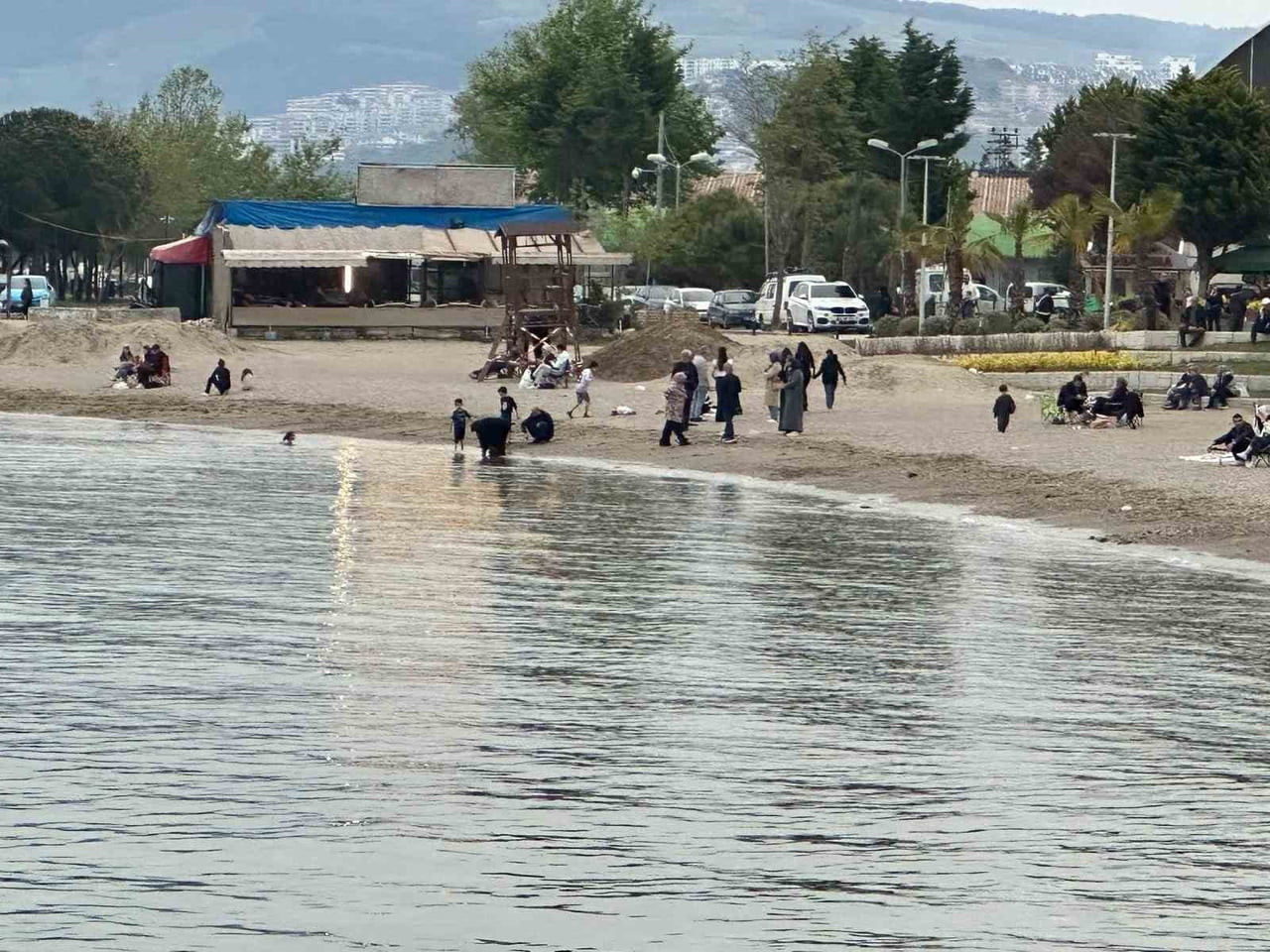 BURSA'NIN MUDANYA VE GEMLİK İLÇELERİNDE HAVA SICAKLIKLARININ YÜKSELMESİYLE BİRLİKTE GENÇLER DENİZE...