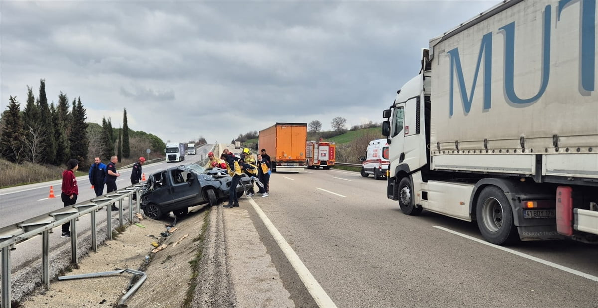 Bursa'nın Mustafakemalpaşa ilçesinde refüje devrilen otomobildeki 5 kişi yaralandı.