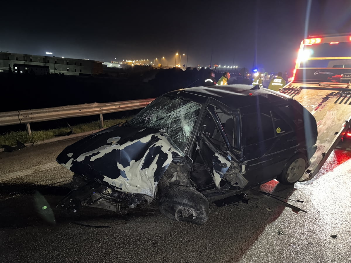 Bursa'nın Nilüfer ilçesinde bariyerlere çarpan otomobildeki 2 kişi yaralandı. Kaza yerine polis...