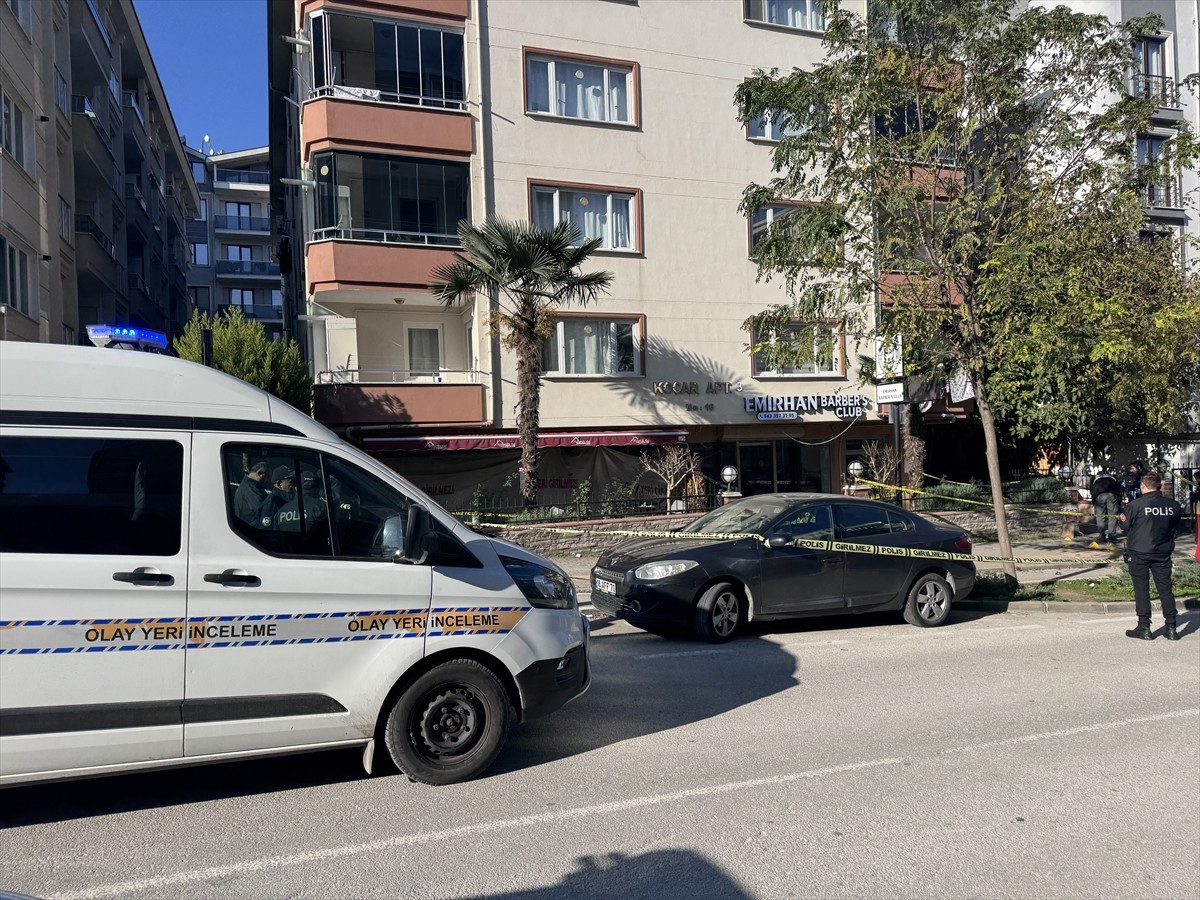 Bursa'nın Nilüfer ilçesinde bir kadını tabancayla öldüren zanlı, aynı silahla intihar etti. Polis...