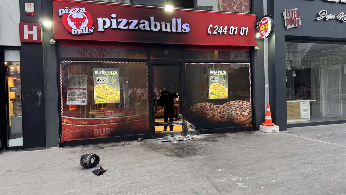 Bursa'nın Nilüfer ilçesinde daha önce birlikte çalıştığı kişinin 2 iş yerini kundaklayan zanlı...