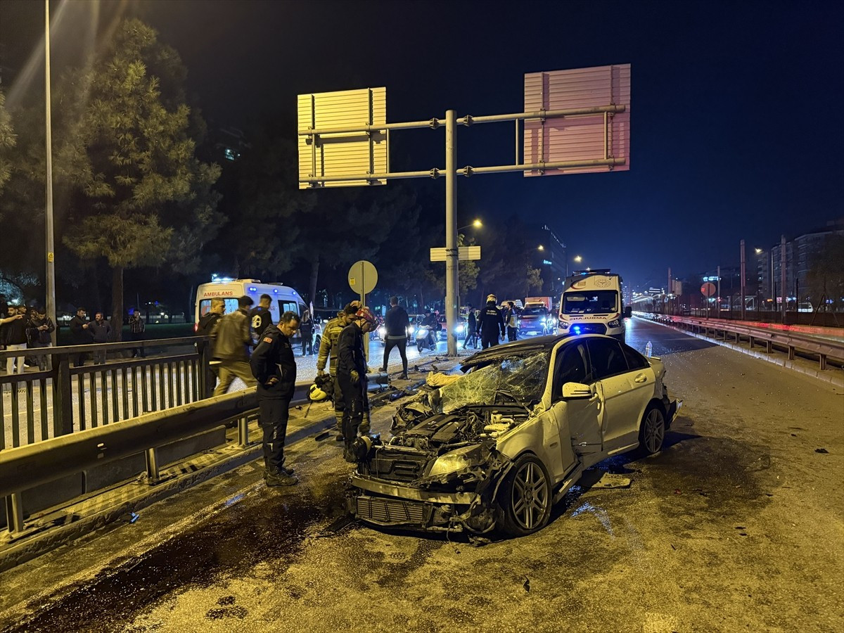 Bursa'nın Nilüfer ilçesinde otomobilin trafik levhası direğine çarpması sonucu 6 kişi yaralandı....
