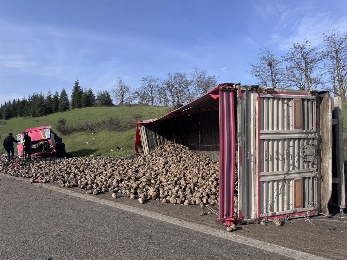 Bursa'nın Nilüfer ilçesinde şeker pancarı yüklü tırın, emniyet şeridinde bekleyen 2 araca çarptığı...