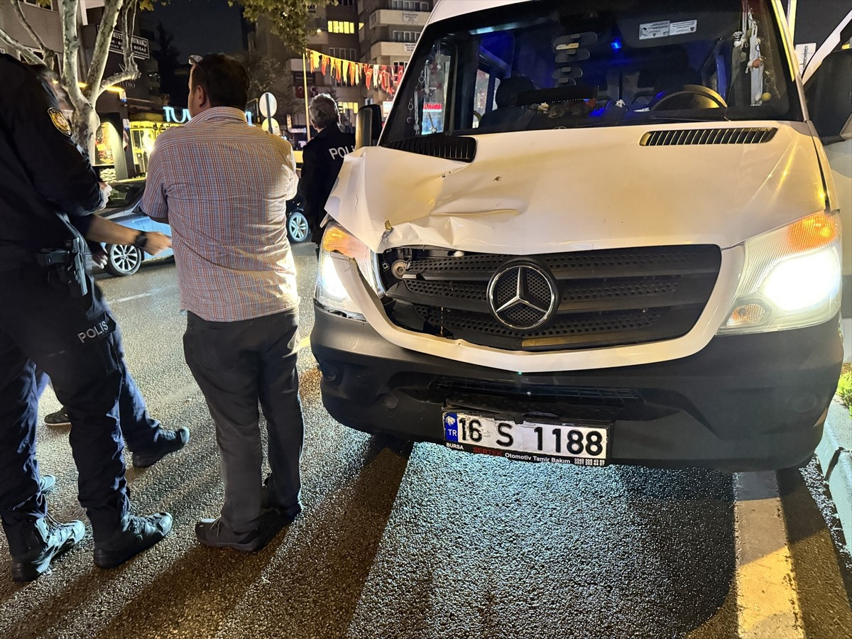 Bursa'nın Nilüfer ilçesinde servis minibüsünün yayaya çarpması sonucu 1 kişi yaralandı.