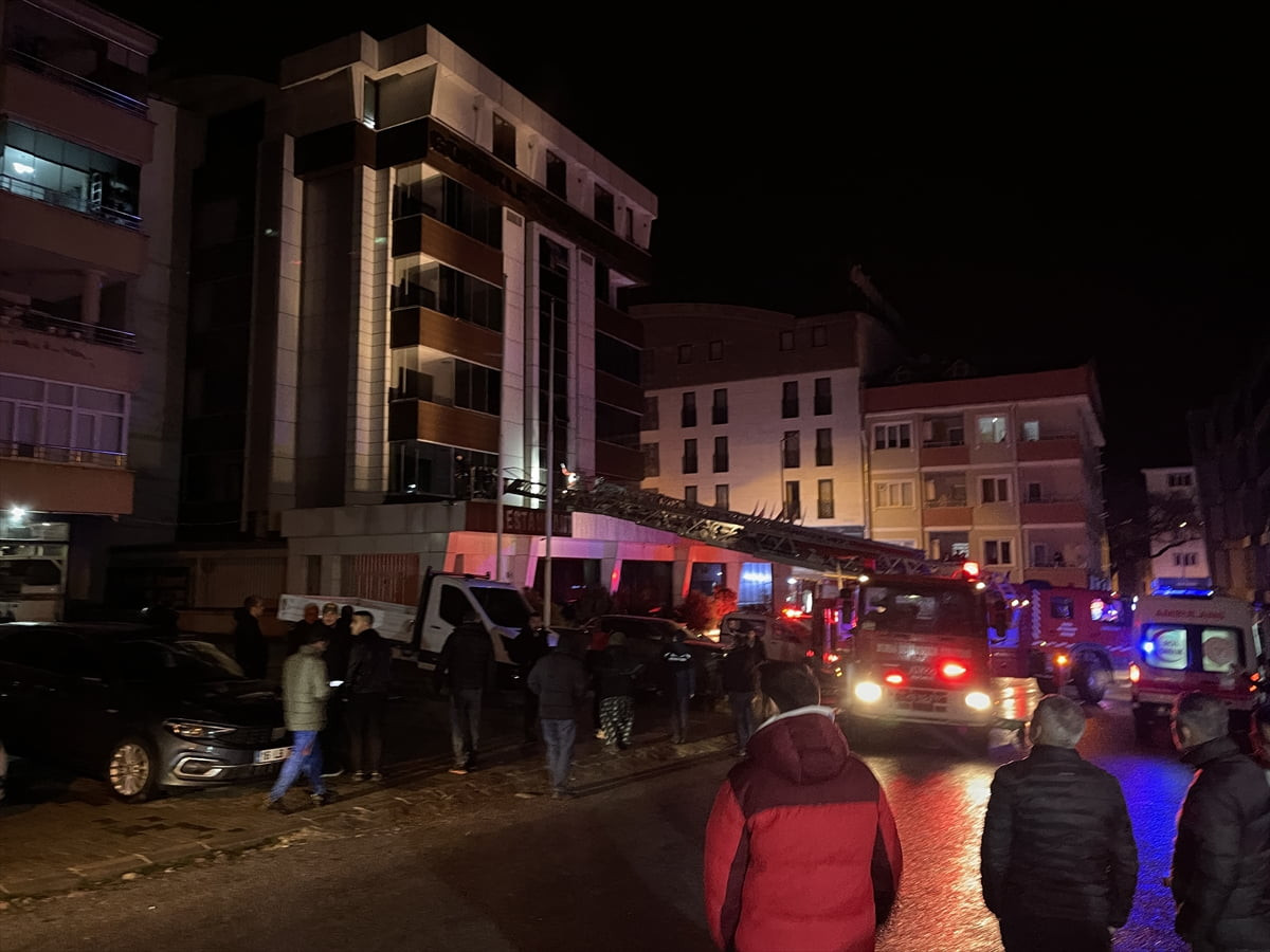 Bursa'nın Nilüfer ilçesindeki bir otelde çıkan yangında dumandan etkilenen 8 kişi hastaneye...