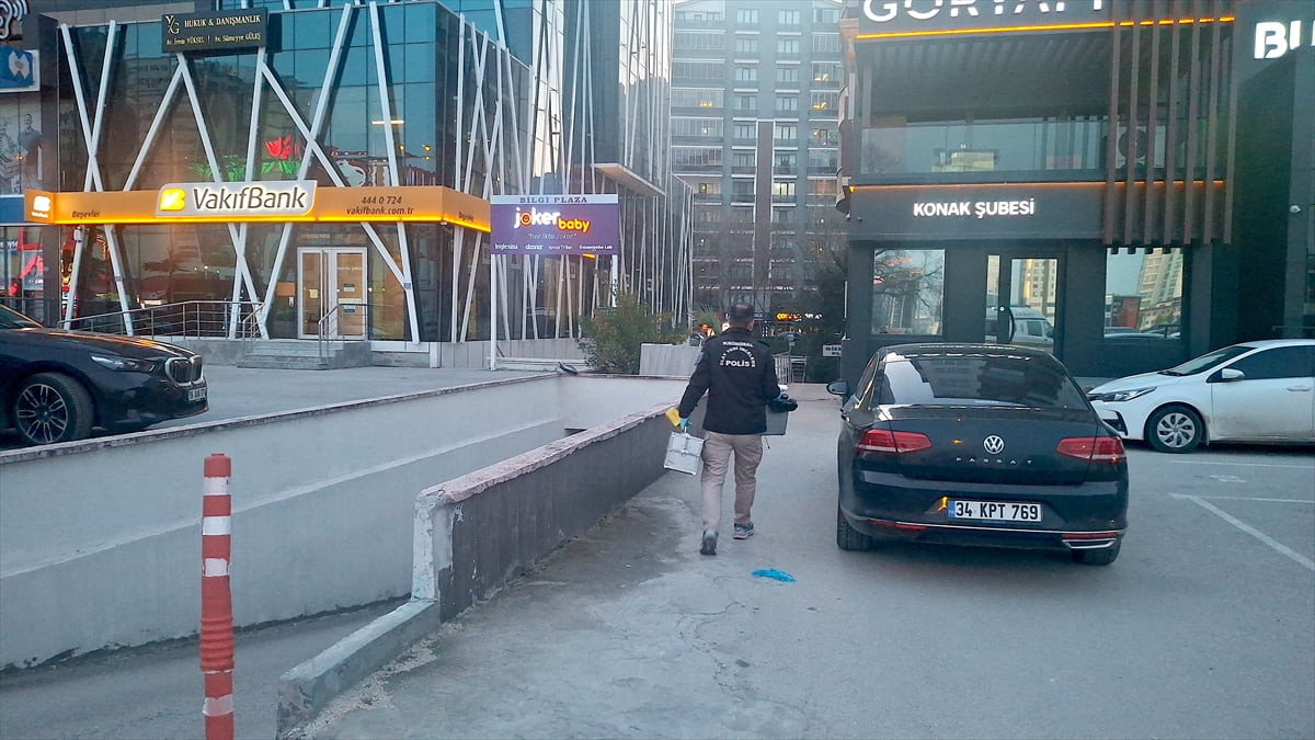 Bursa'nın Nilüfer ilçesindeki plazada, bir kadını tabancayla öldüren kişi intihar girişiminde...