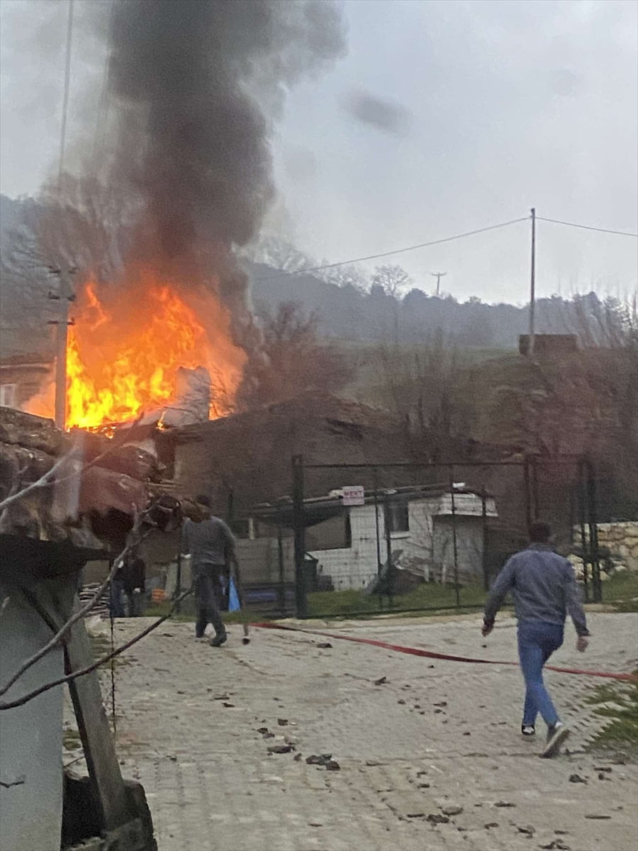 Bursa'nın Orhaneli ilçesinde bir evde çıkan yangında, karı koca hayatını kaybetti. 