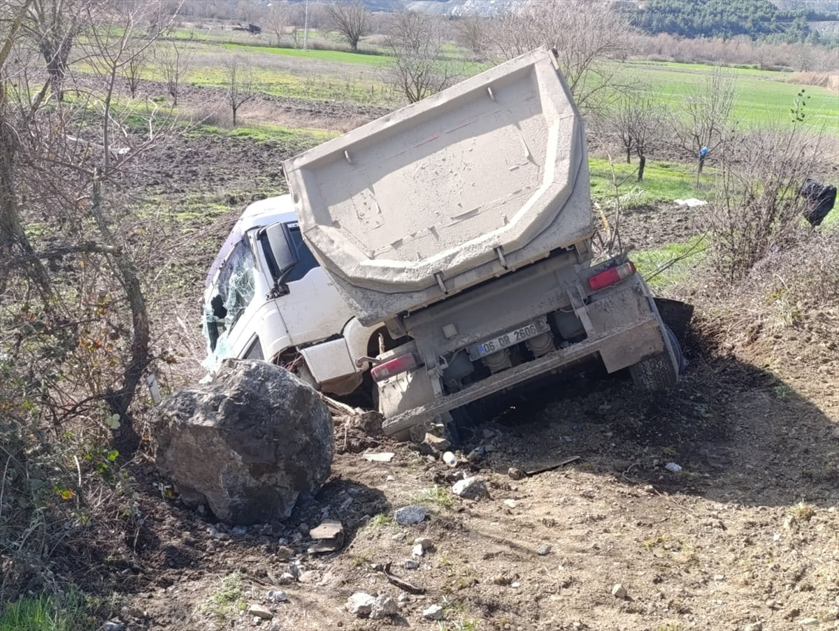 Bursa'nın Orhaneli ilçesinde tırla çarpışan otomobildeki 1 kişi öldü, 1 kişi yaralandı.