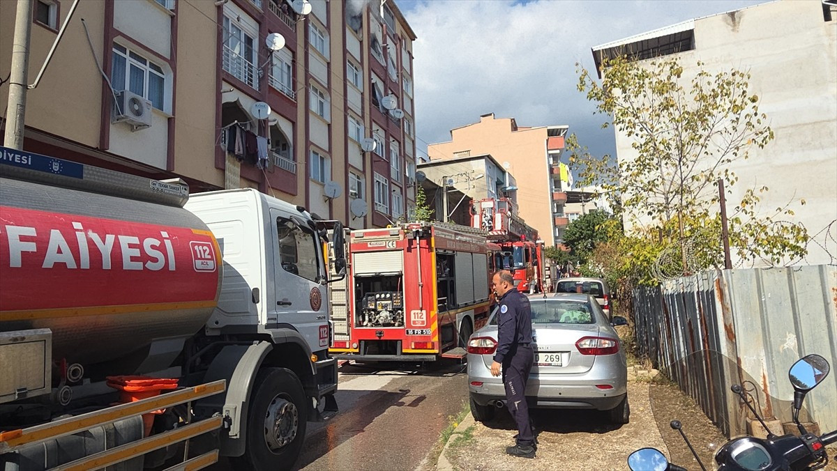 Bursa'nın Orhangazi ilçesinde, bir apartmanın en üst katında çıkan yangın, itfaiye ekiplerince...
