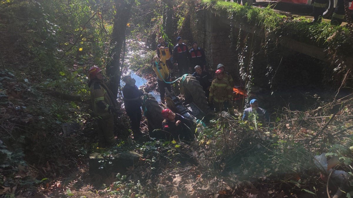 Bursa'nın Orhangazi ilçesinde devrilen traktörün altında sıkışan sürücü ekiplerin uzun uğraşları...