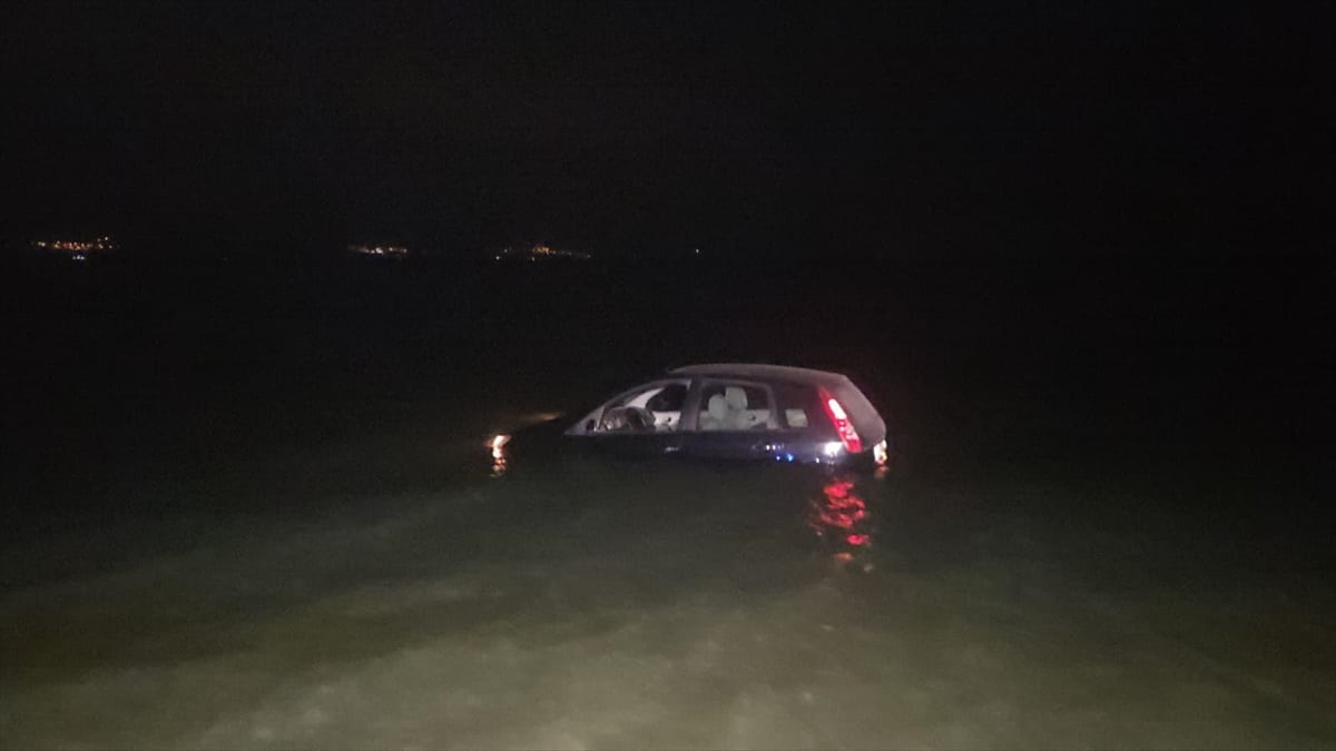 Bursa'nın Orhangazi ilçesinde, İznik Gölü'ne düşen otomobilin sürücüsü yaralandı. 