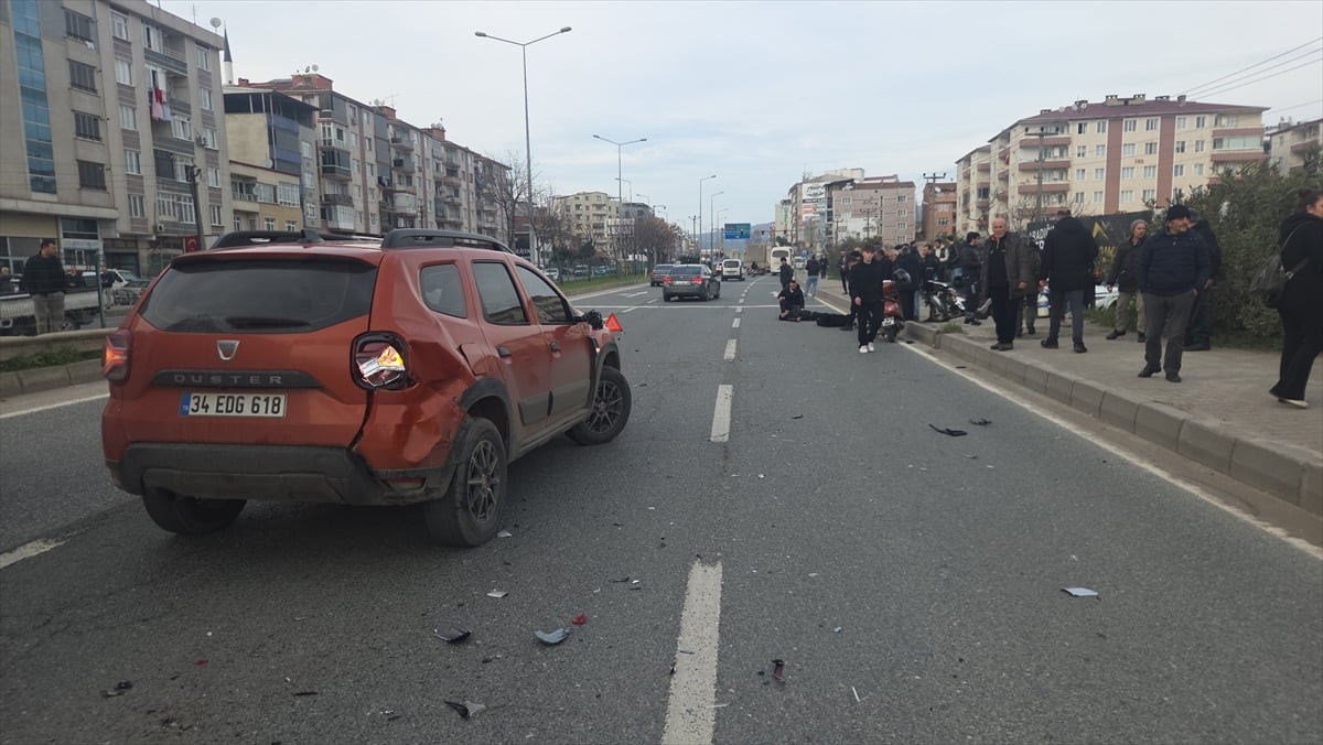 Bursa'nın Orhangazi ilçesinde, otomobile arkadan çarpan motosikletteki 2 kişi yaralandı.