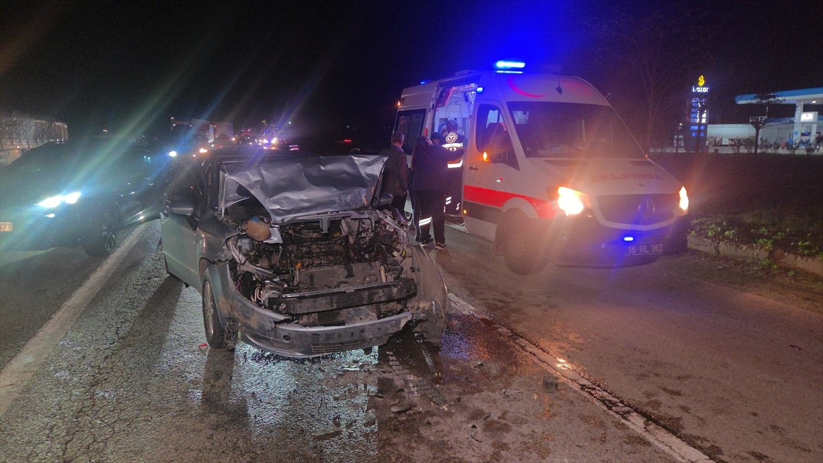 Bursa'nın Orhangazi ilçesinde otomobilin kırmızı ışıkta bekleyen araca çarpması sonucu biri çocuk...