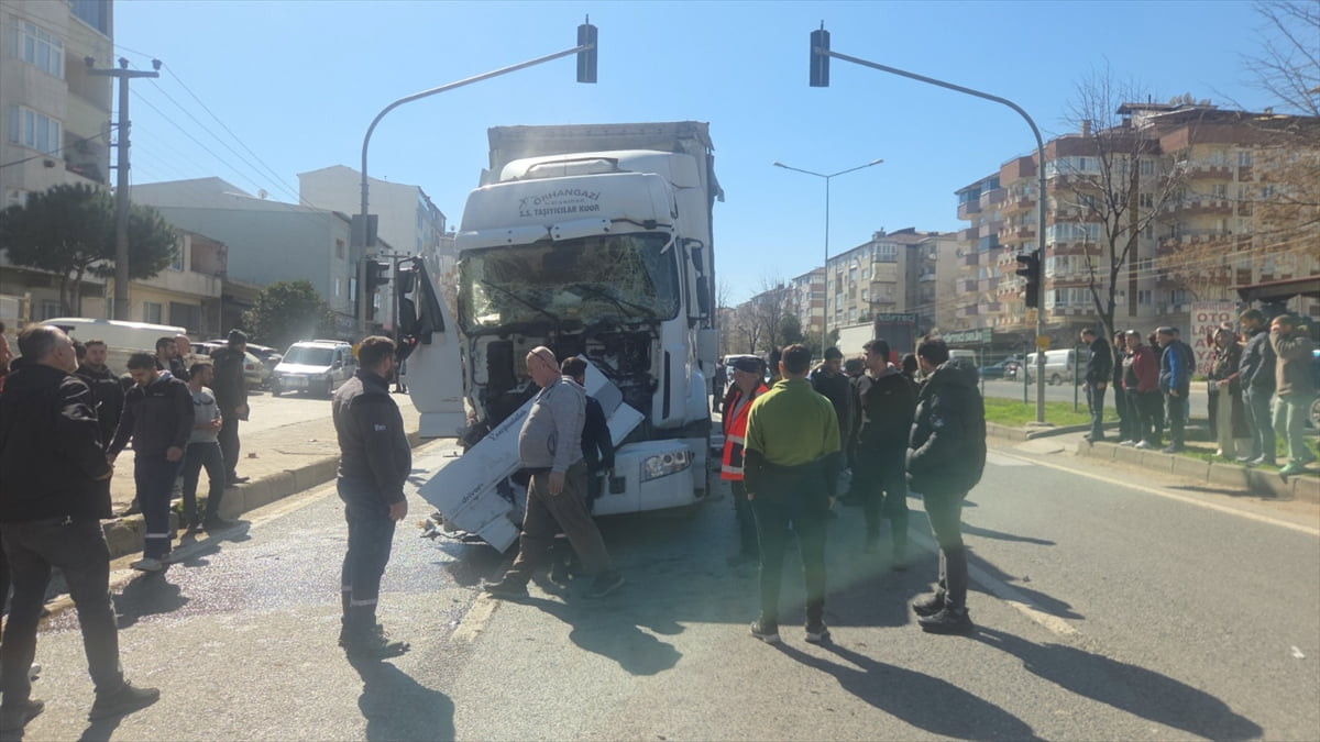 Bursa'nın Orhangazi ilçesinde tırın motosiklete ve kamyona çarpması sonucu 5 kişi yaralandı.