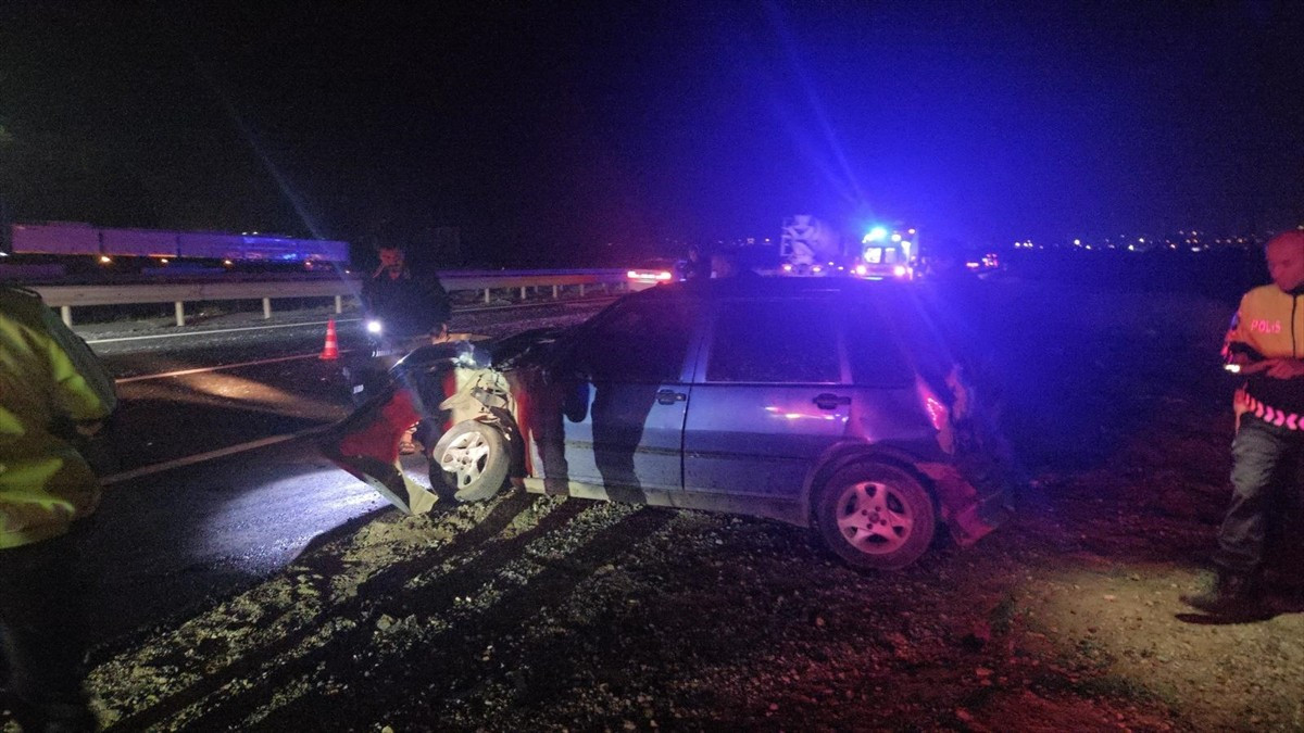 Bursa'nın Orhangazi ilçesinde yolcu otobüsü ile otomobilin karıştığı kazada araçlarda maddi hasar...