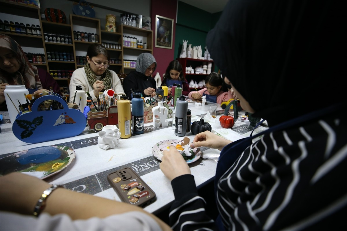 Bursa'nın Orhangazi ilçesindeki sanat atölyesinde bir araya gelen farklı meslek gruplarından...
