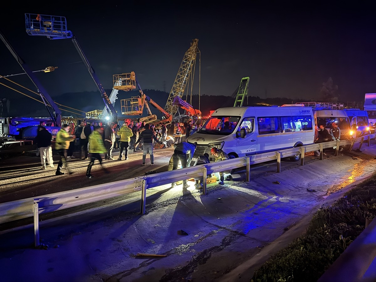 Bursa'nın Osmangazi ilçesinde 4 işçi servisi ile 1 otomobilin karıştığı zincirleme trafik...
