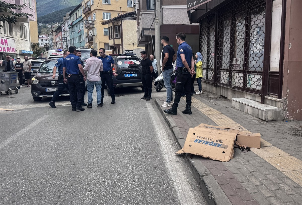 Bursa'nın Osmangazi ilçesinde aile içi şiddet ihbarına giden iki polis, şüpheli ile yasaklı ırk...