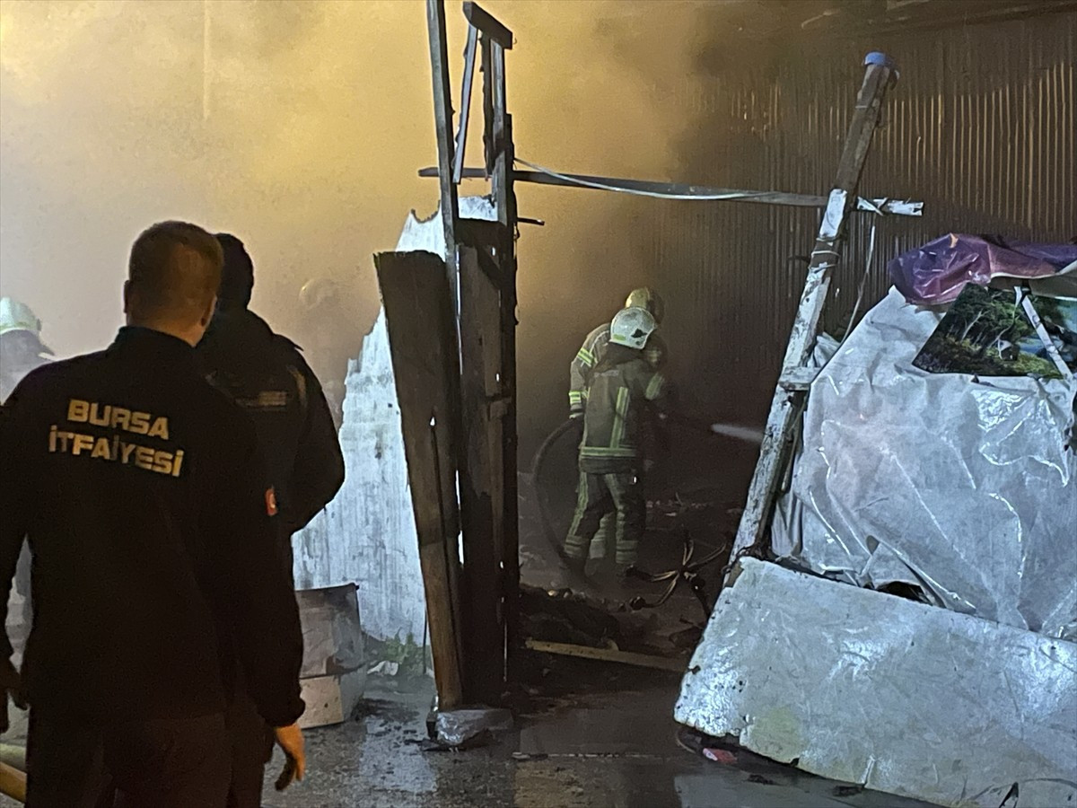 Bursa'nın Osmangazi ilçesinde barakada çıkan yangında dumandan etkilenen kişi hastaneye...