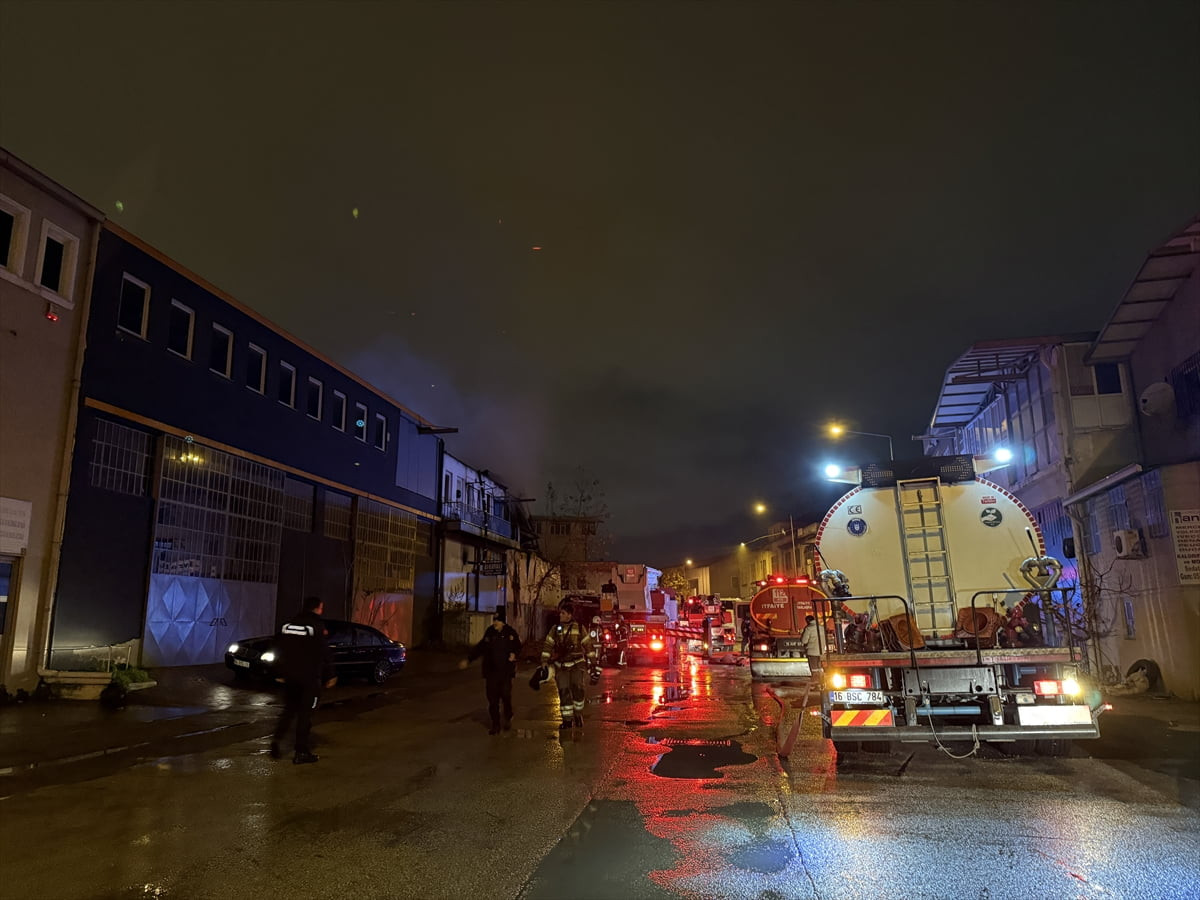 Bursa'nın Osmangazi ilçesinde bir iş yerinde başlayıp bitişiğindeki iş yerine sıçrayan yangın...