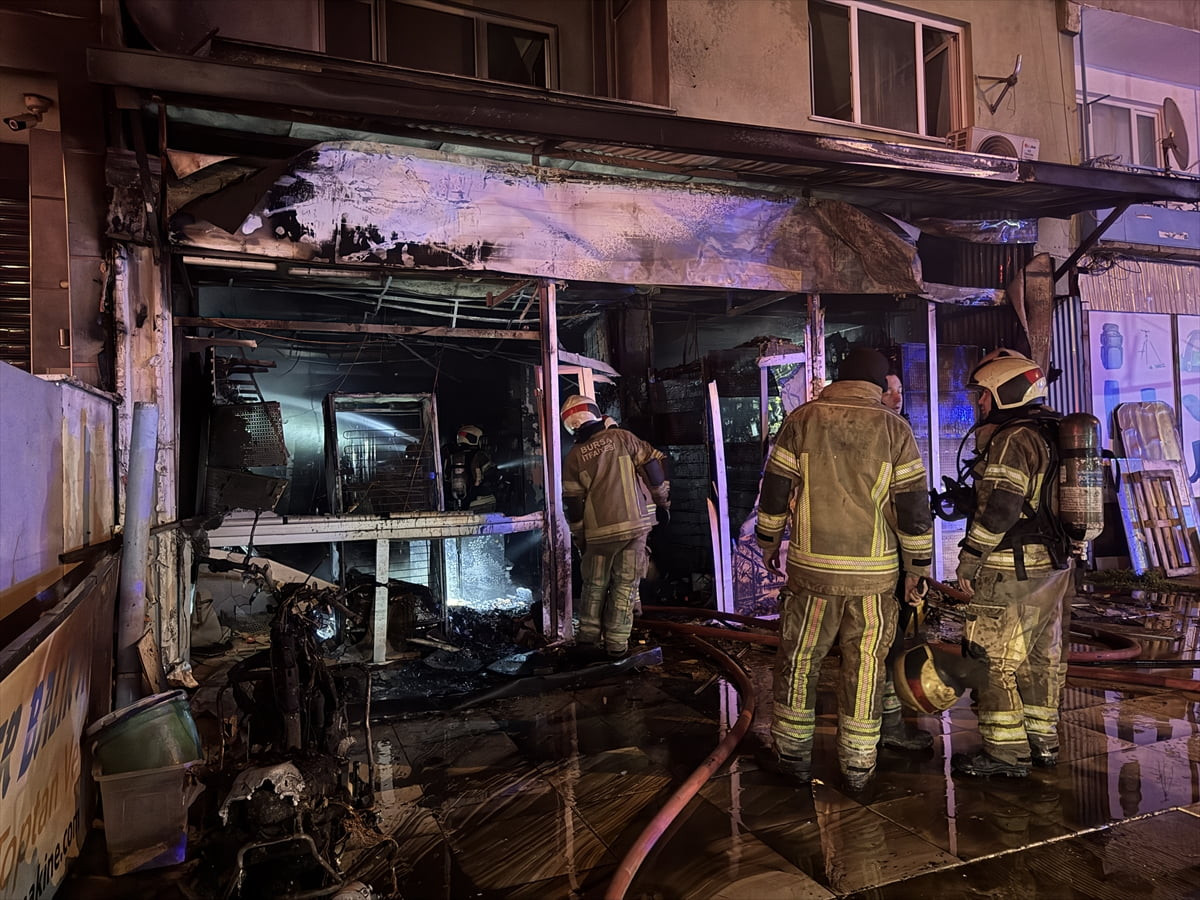 Bursa'nın Osmangazi ilçesinde bir iş yerinde çıkan yangın itfaiye ekiplerince söndürüldü. İhbar...