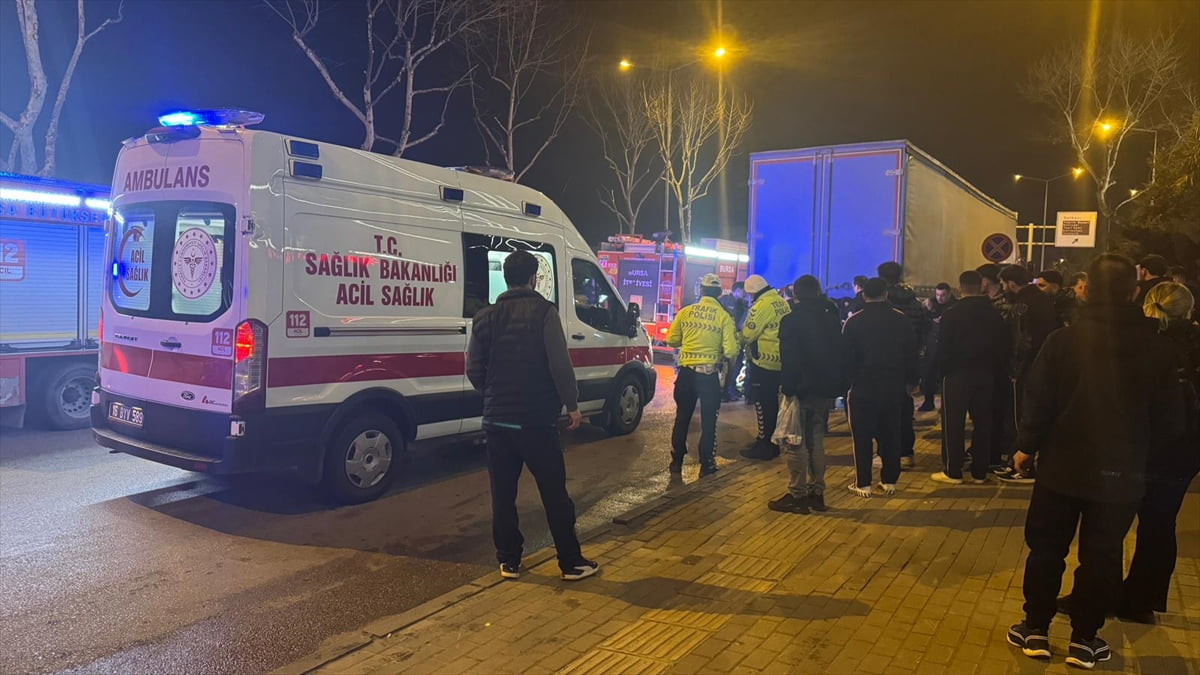 Bursa'nın Osmangazi ilçesinde bir otomobile ve tıra çarpan otomobilin sürücüsü yaralandı. İhbar...