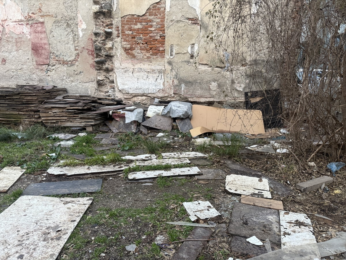 Bursa'nın Osmangazi ilçesinde boş arazide yaklaşık 10 günlük olduğu değerlendirilen bebek...