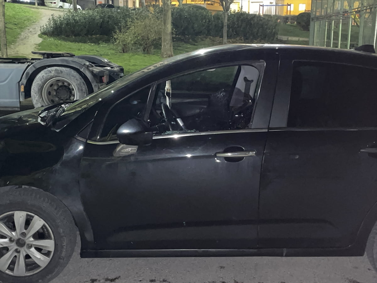 Bursa'nın Osmangazi ilçesinde çıkan kavgada iki kişi bıçakla yaralandı.