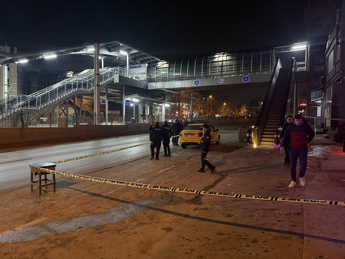 Bursa'nın Osmangazi ilçesinde çıkan silahlı kavgada 2 kişi yaralandı.