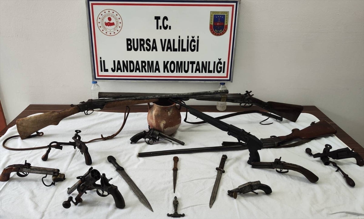 Bursa'nın Osmangazi ilçesinde düzenlenen operasyonda, tarihi eser niteliğinde olduğu...