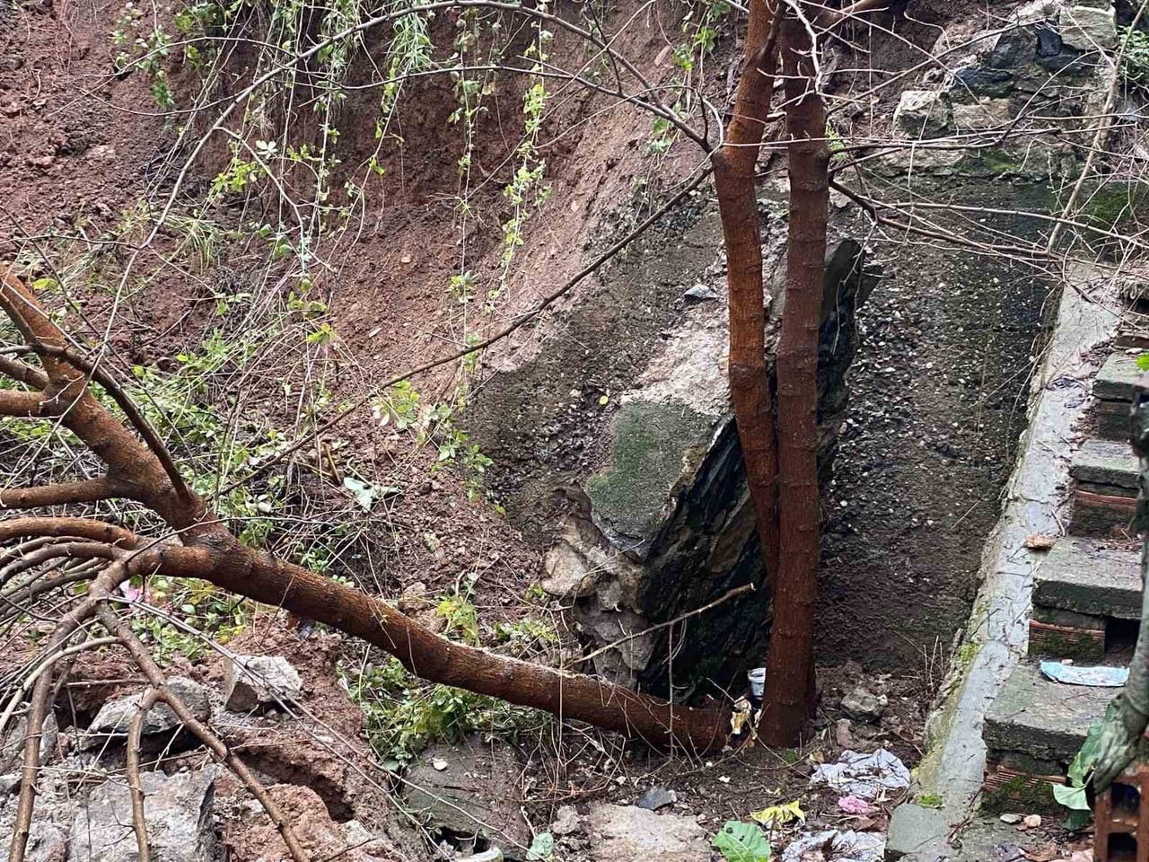 BURSA'NIN OSMANGAZİ İLÇESİNDE ETKİLİ OLAN YOĞUN YAĞIŞLAR NEDENİYLE BİR BİNANIN YANINDA BULUNAN...