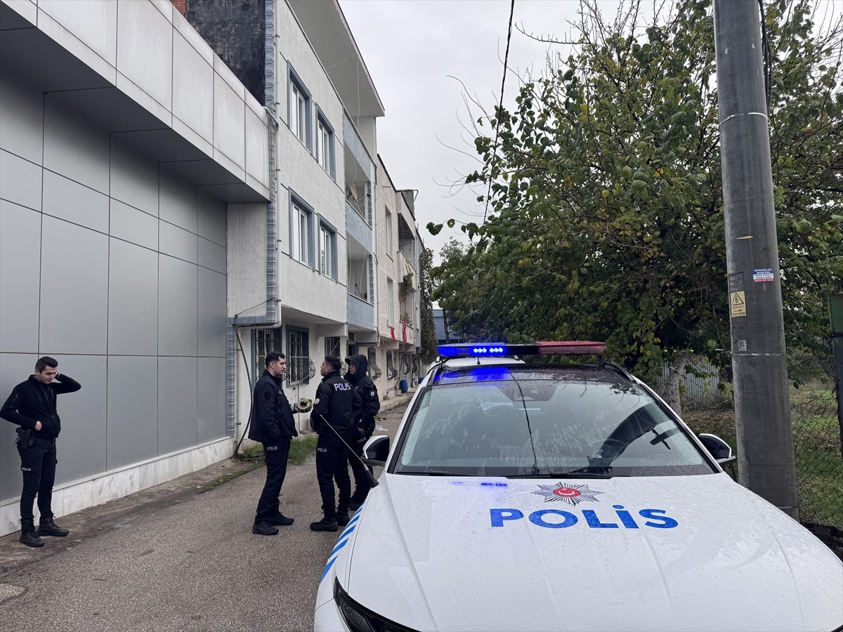 Bursa'nın Osmangazi ilçesinde eve taş atan oğlunu yakalamak için balkondan sarkan baba düşerek...