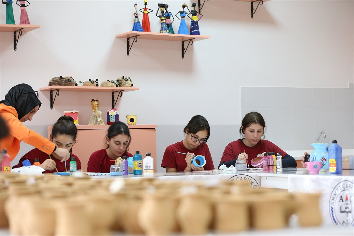 Bursa'nın Osmangazi ilçesinde geleneksel el sanatlarına yönlendirilen yaklaşık 10 bin öğrenci...