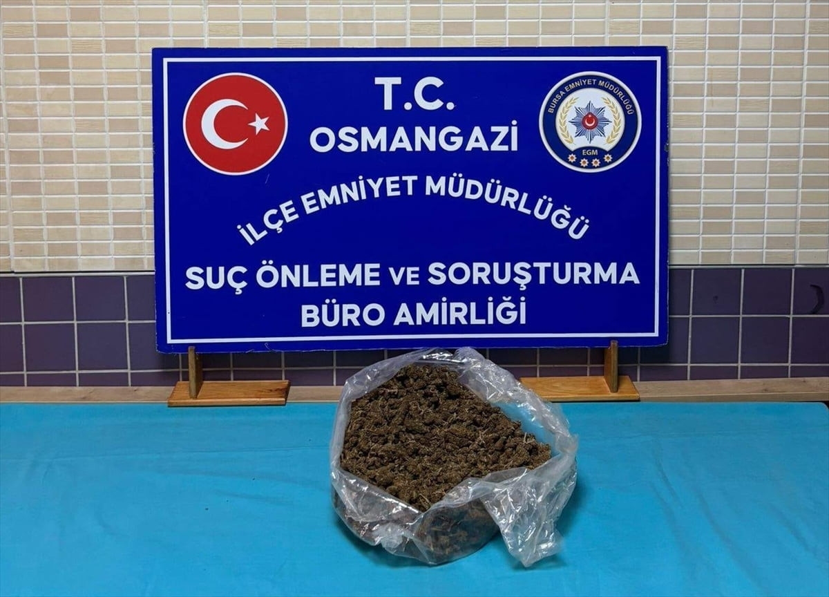 Bursa'nın Osmangazi ilçesinde gerçekleştirilen uyuşturucu operasyonunda 1 kilo 280 gram esrar ele...