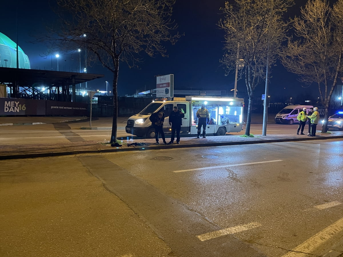 Bursa'nın Osmangazi ilçesinde, motosikletin refüje çarpması sonucu sürücü ile eşi hayatını...