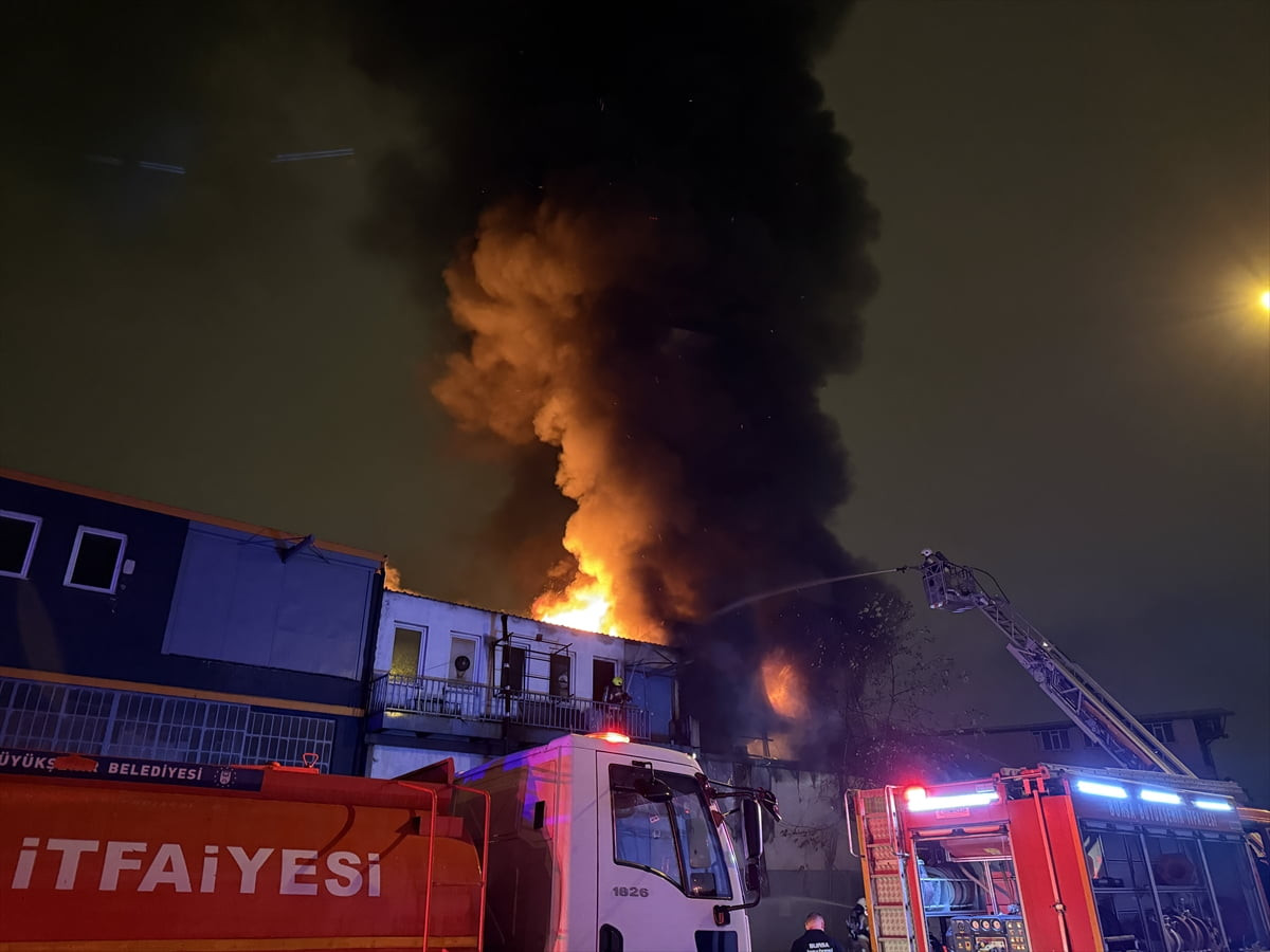 Bursa'nın Osmangazi ilçesinde plastik kalıp atölyesinde başlayıp bitişikteki iş yerine sıçrayan...