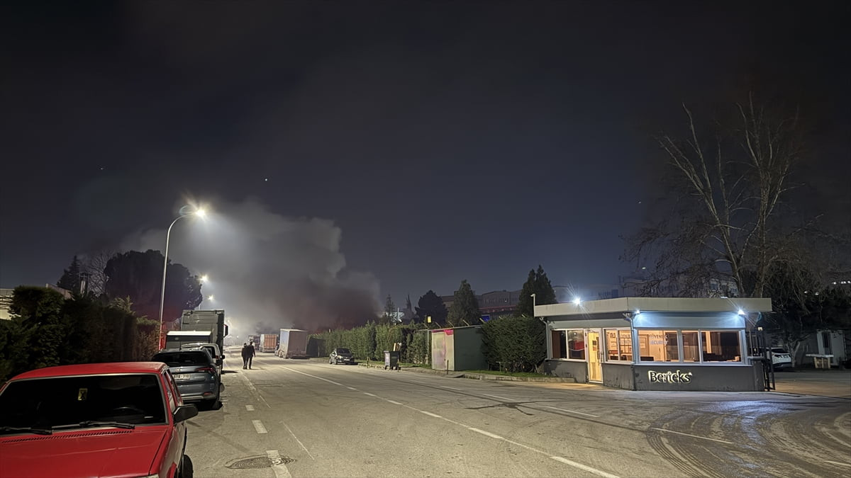Bursa'nın Osmangazi ilçesinde, sanayi bölgesindeki bir tekstil fabrikasının deposunda çıkan yangın...