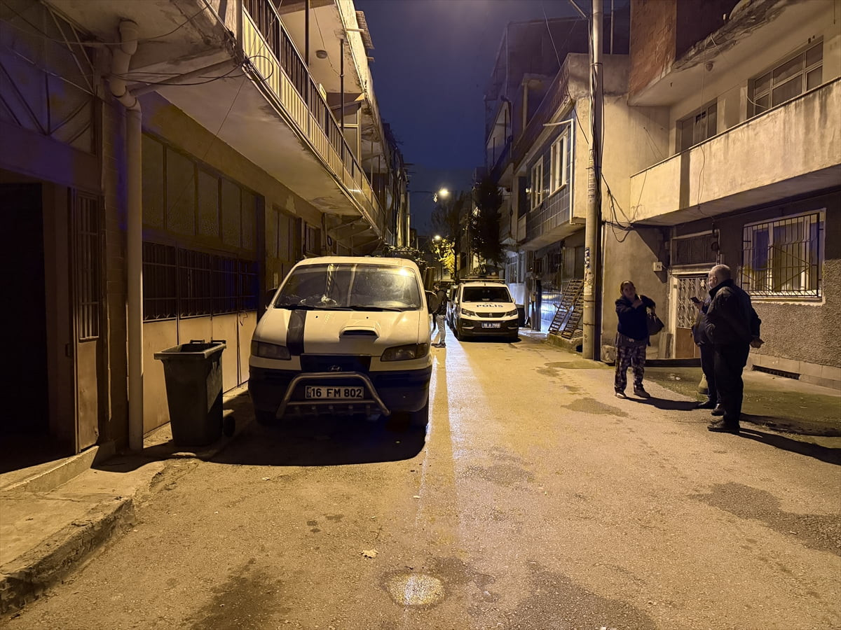 Bursa'nın Osmangazi ilçesinde tartıştığı oğlu tarafından bıçaklanan baba hastaneye...