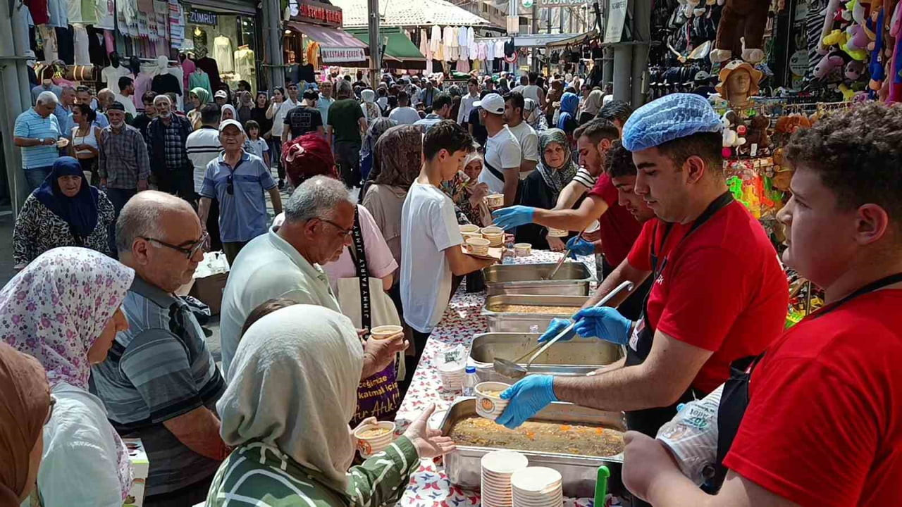 BURSA'NIN OSMANGAZİ İLÇESİNDEKİ TUZPAZARI ÇARŞISI'NDA ESNAFIN 30 YILDIR SÜRDÜRDÜĞÜ AŞURE GELENEĞİ...