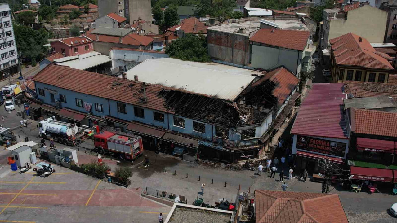 BURSA'NIN TARİHİ KAYHAN ÇARŞISI'NDA YANGIN SONRASI ACI BİLANÇO ORTAYA ÇIKTI. 6 İŞLETMENİN ZARAR...