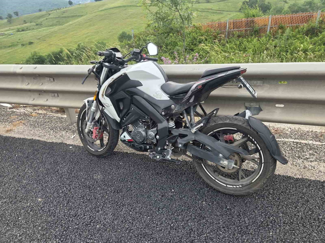 BURSA'NIN YALOVA KARAYOLU SÜPÜRGELİK MEVKİİNDE VİRAJDA KONTROLDEN ÇIKAN MOTOSİKLET SAVRULDU....