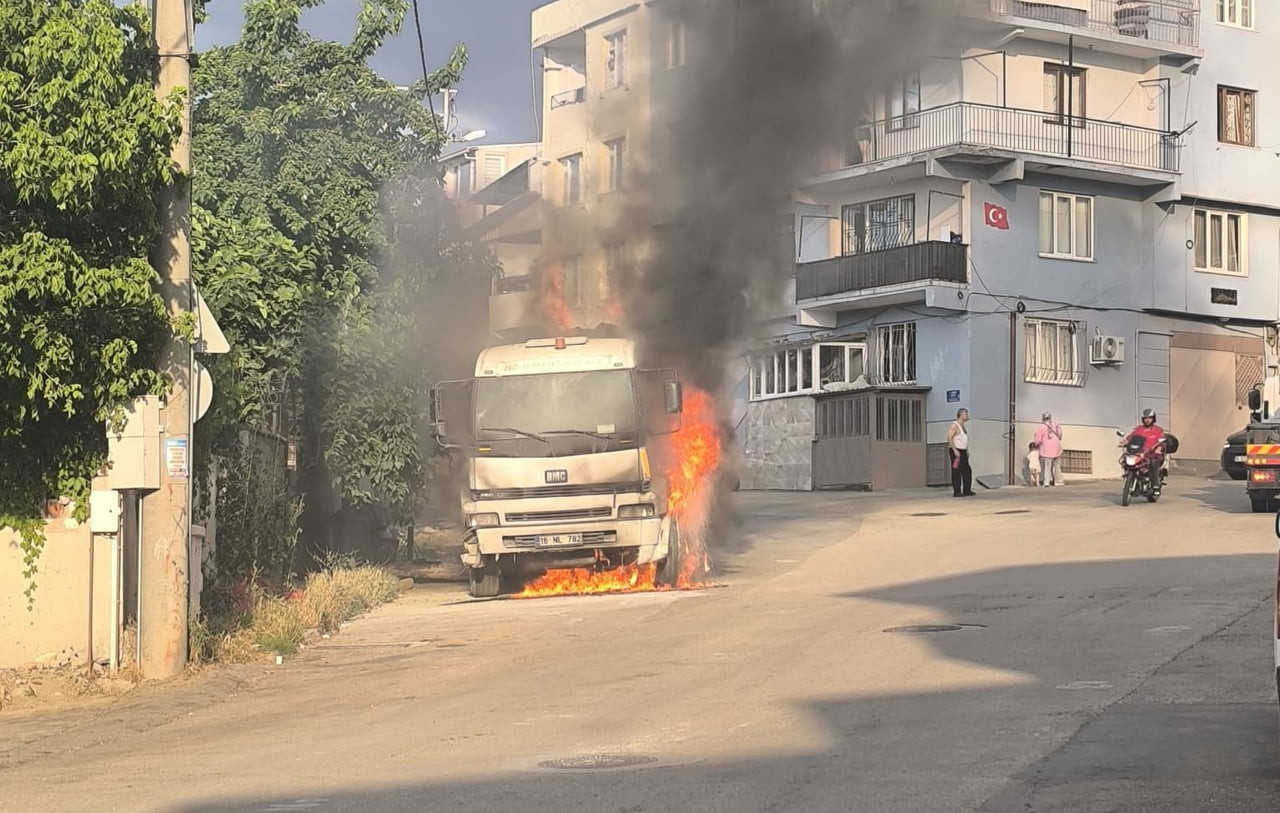 BURSA'NIN YILDIRIM İLÇESİ EĞİTİM MAHALLESİ AKINCILAR CADDESİ'NDE ASFALT YAMA ÇALIŞMALARINDA...