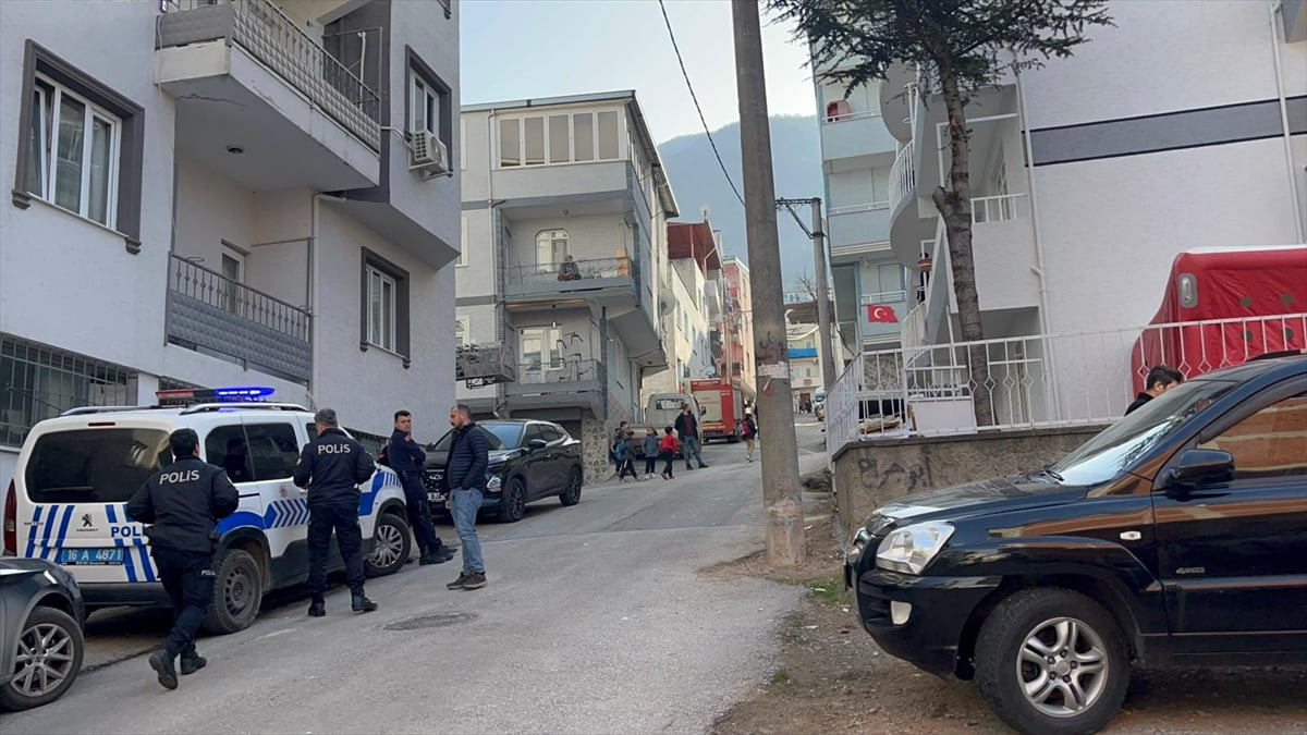 Bursa'nın Yıldırım ilçesinde ablasını bıçakla yaraladığı iddiasıyla aranan kişi gözaltına...