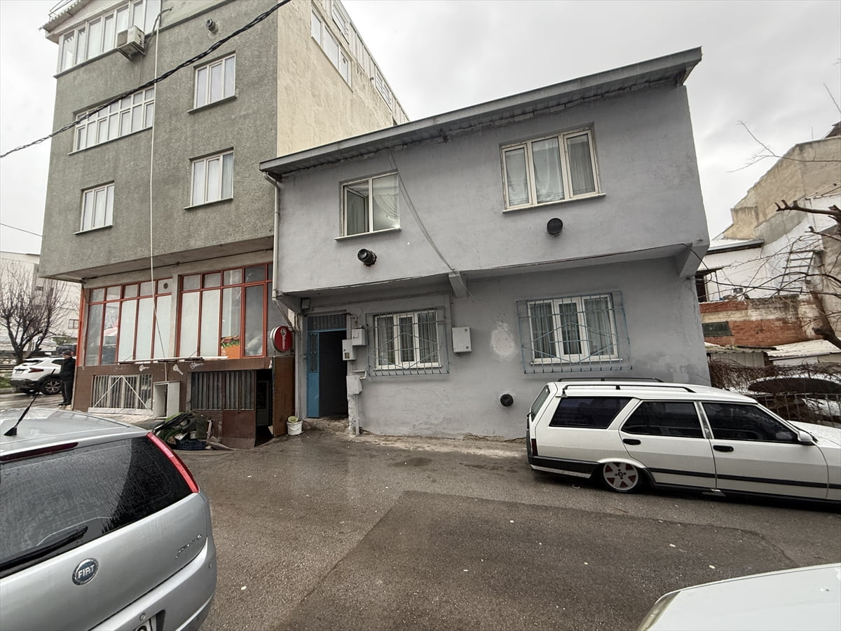 Bursa'nın Yıldırım ilçesinde, boşanma aşamasındaki eşi tarafından tabancayla vurulan kadın ağır...