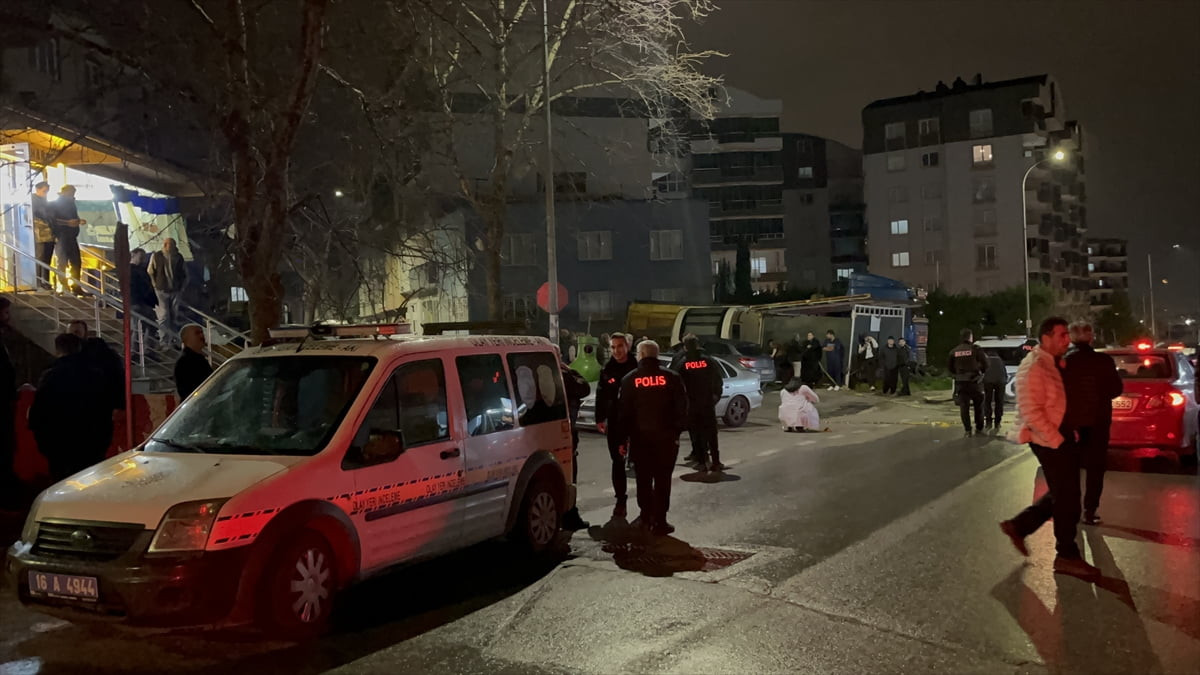 Bursa'nın Yıldırım ilçesinde düzenlenen silahlı saldırıda 2 kişi yaralandı.