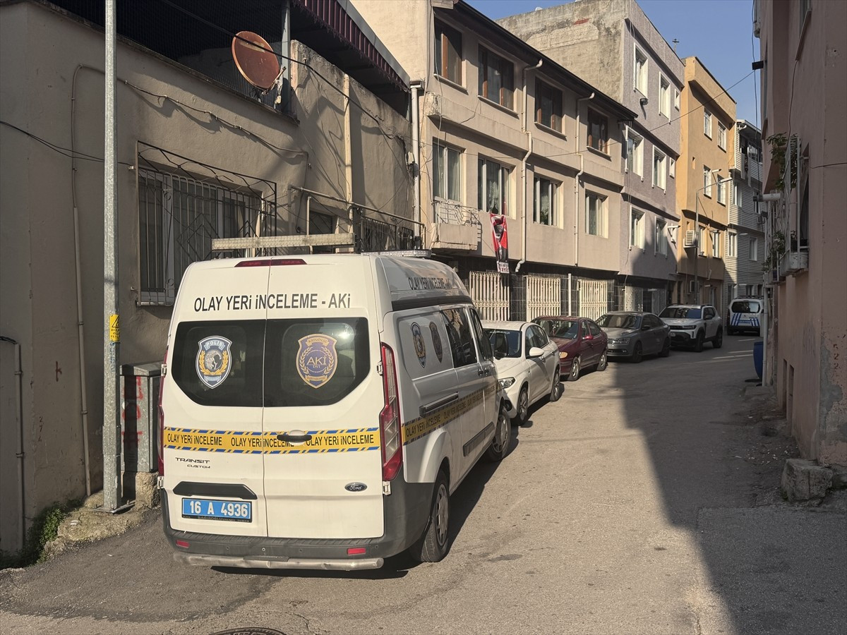 Bursa'nın Yıldırım ilçesinde erkek arkadaşı tarafından bıçaklanan kadın hastanede öldü. Polis...